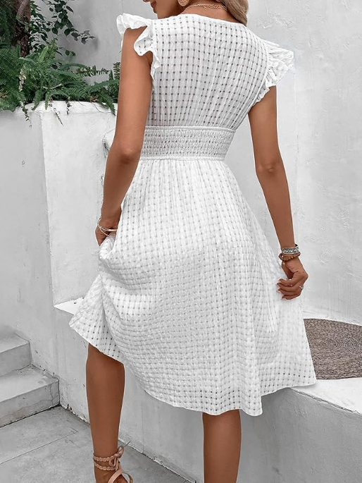 Robe avec encolure croisée et taille ajustée