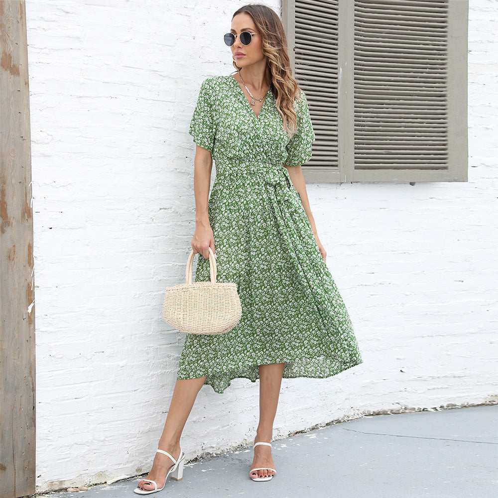 Robe Vert à taille haute à volants et à col en V pour femmes.