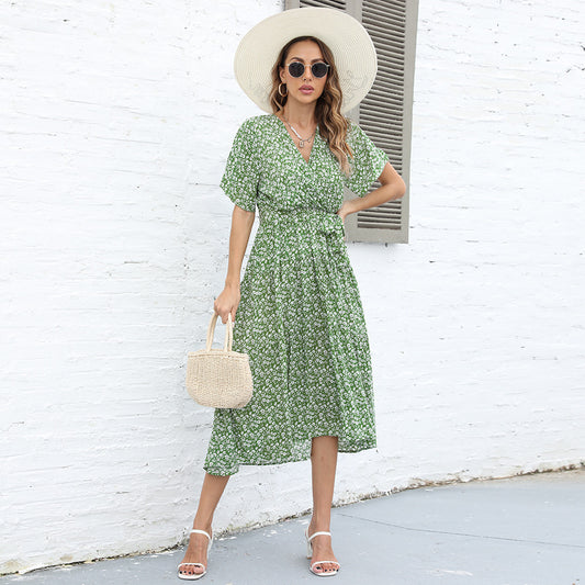 Robe Vert à taille haute à volants et à col en V pour femmes.